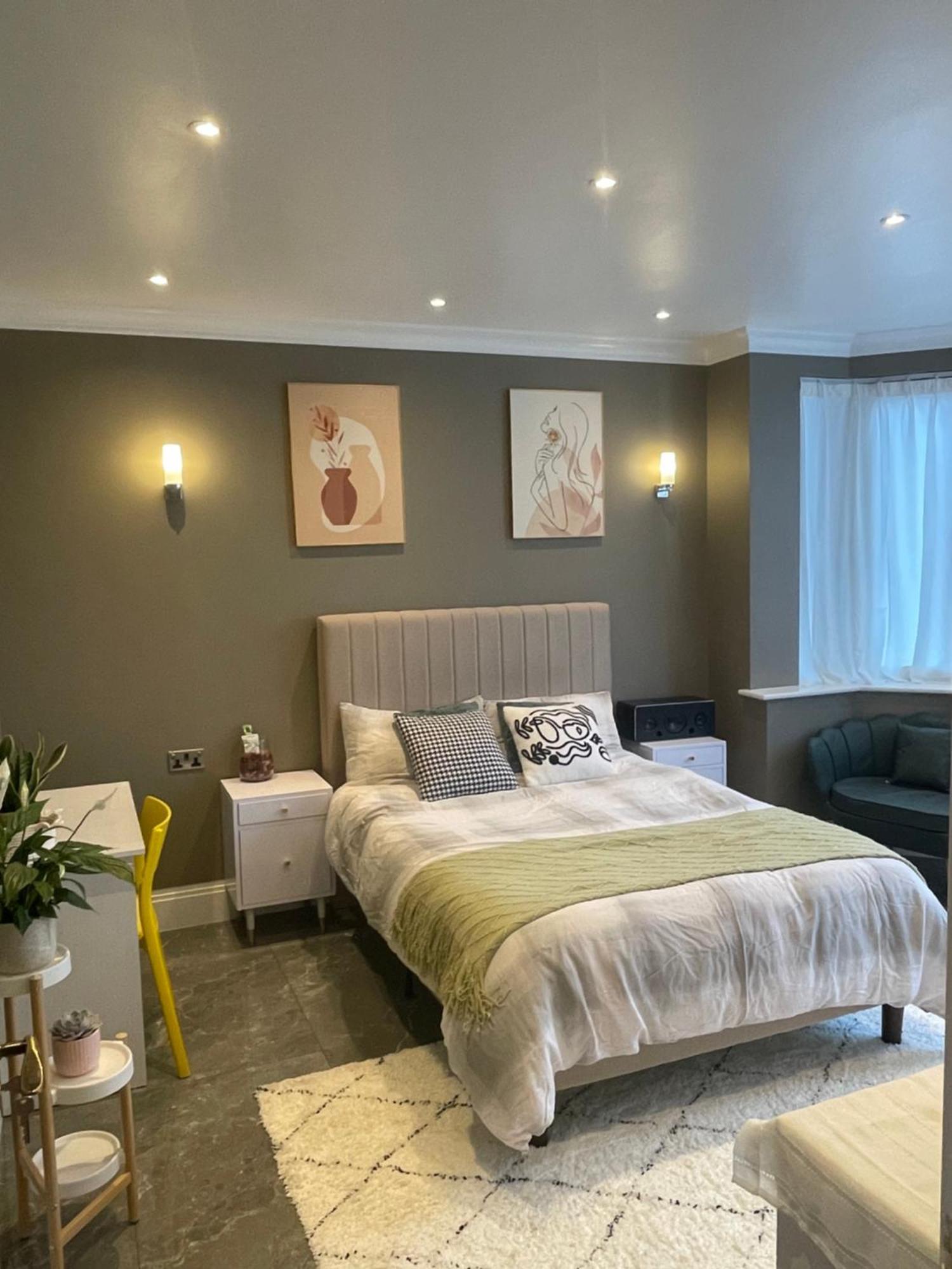 Modern Huge Double Room With Private Bathroom In Colindale Edgware ภายนอก รูปภาพ